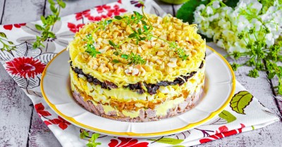 Салат с мясом и черносливом