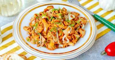 Лисички с луком на сковороде