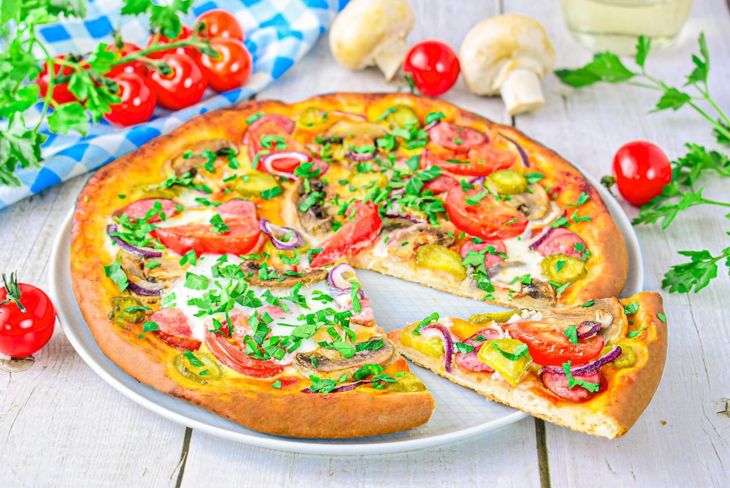 рецепты домашней пиццы с сыром и колбасой фото 12