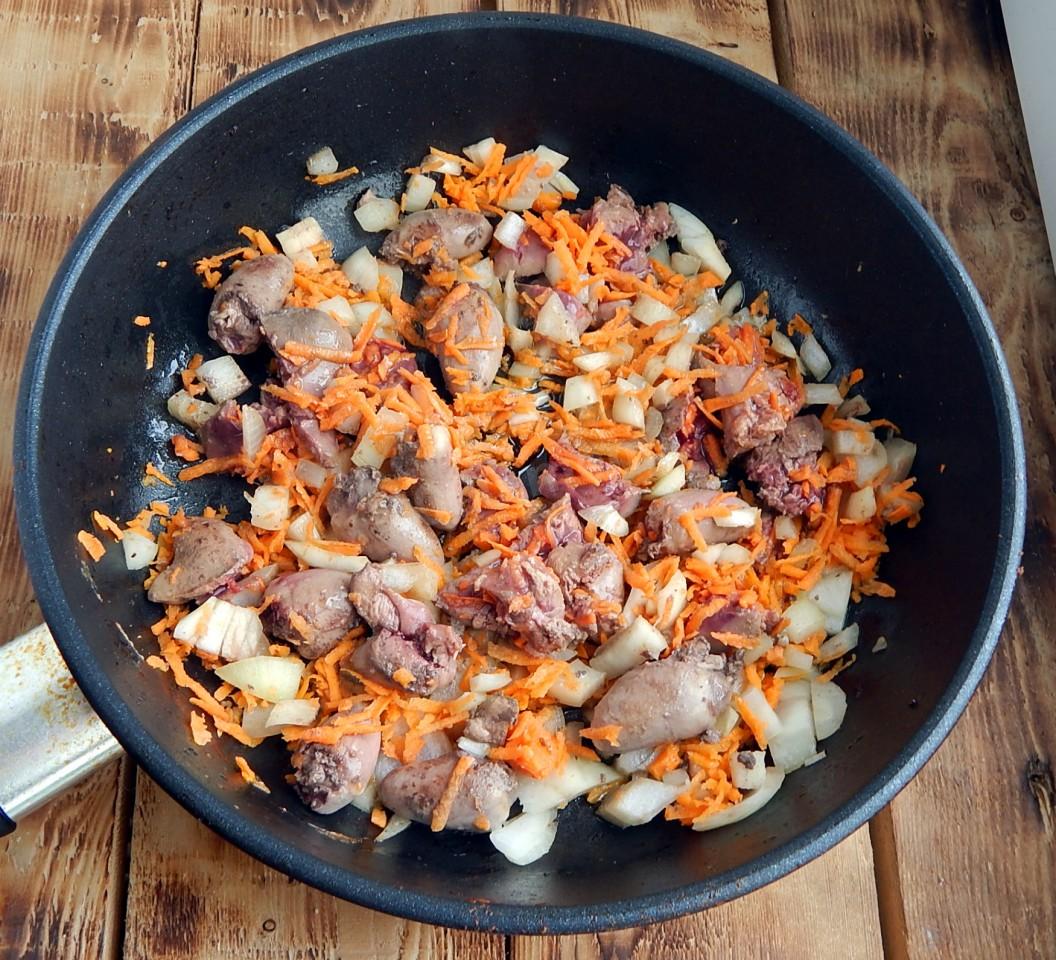 Рецепт: Куриные сердечки на сковороде с луком и морковью - лучший способ приготовить
