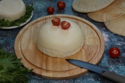 сулугуни сыр рецепты в домашних условиях как готовят. domashnii suluguni syr 1569225836 7 min. сулугуни сыр рецепты в домашних условиях как готовят фото. сулугуни сыр рецепты в домашних условиях как готовят-domashnii suluguni syr 1569225836 7 min. картинка сулугуни сыр рецепты в домашних условиях как готовят. картинка domashnii suluguni syr 1569225836 7 min. Сулугуни — это традиционный грузинский сыр, который любят за приятную мягкую структуру и сливочный вкус. Мы привыкли видеть его на полках супермаркетов. Но, как известно, домашний продукт гораздо вкуснее. И буквально каждый может сделать сыр сулугуни в домашних условиях.