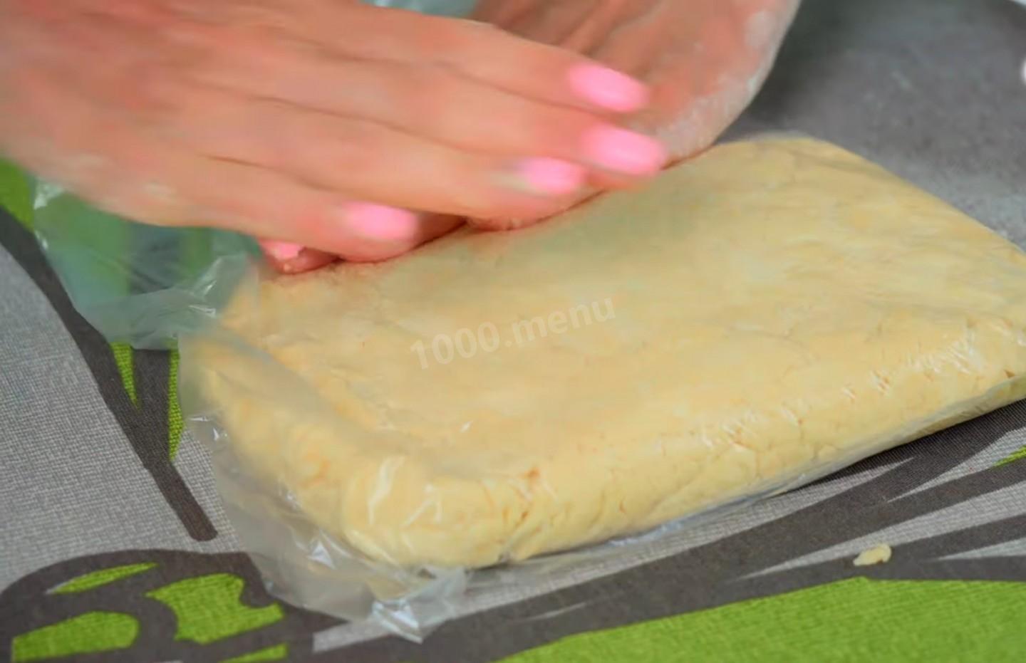 Тесто после разморозки. Слоеное тесто в пакете целлофановом. Как раскатывать слоеное тесто бездрожжевое. Надо ли раскатывать слоеное бездрожжевое тесто. Как правильно раскатать слоеное тесто из магазина.