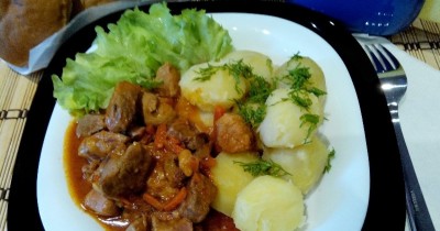 Гуляш из говядины со сметаной в мультиварке