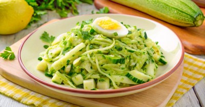 Салат из свежих кабачков и огурцов с яйцом