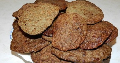 Говяжьи оладушки с луком и сметаной