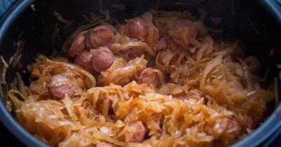 Капуста с сосисками, тушеная в скороварке