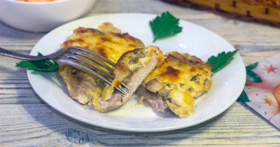 Свинина в сметане с горчицей грибами сыром луком