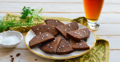 Гренки из черного хлеба с чесноком на сковороде