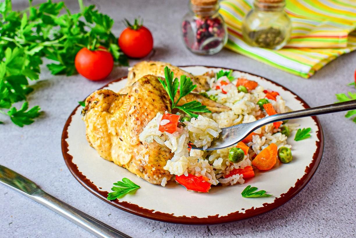 Курица с рисом и овощами в рукаве. Курица с рисом в рукаве. Фото курицы с рисом на столе в тарелках.
