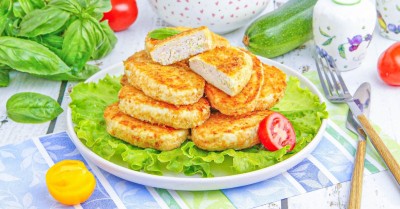 Котлеты из курицы с кабачком и овощами