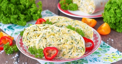 Рулет из лаваша с чесноком и сыром