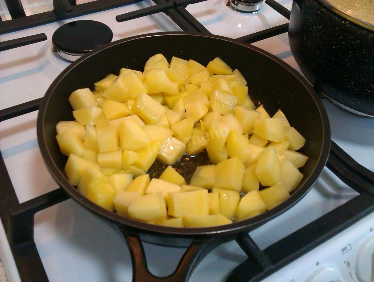 Тушеная картошка на сковороде. Жареная картошка кубиками на сковороде. Жареная картошка кубиками фото.
