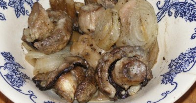 Шашлык из шампиньонов в майонезе и чесноке на мангале