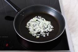 ржаные пирожки с мясом. pirojki iz rjanoi muki bez drojjei v. ржаные пирожки с мясом фото. ржаные пирожки с мясом-pirojki iz rjanoi muki bez drojjei v. картинка ржаные пирожки с мясом. картинка pirojki iz rjanoi muki bez drojjei v. Домашняя выпечка из ржаной муки отличается богатым вкусом и ароматом. Ржаные пирожки и пироги менее калорийны, чем пшеничные, и могут быть частью диетического или диабетического меню. Если освоить тонкости работы со ржаным тестом, то приготовление не займет много времени, а результат порадует всех членов семьи.