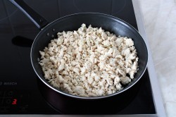 ржаные пирожки с мясом. pirojki iz rjanoi muki bez drojjei v. ржаные пирожки с мясом фото. ржаные пирожки с мясом-pirojki iz rjanoi muki bez drojjei v. картинка ржаные пирожки с мясом. картинка pirojki iz rjanoi muki bez drojjei v. Домашняя выпечка из ржаной муки отличается богатым вкусом и ароматом. Ржаные пирожки и пироги менее калорийны, чем пшеничные, и могут быть частью диетического или диабетического меню. Если освоить тонкости работы со ржаным тестом, то приготовление не займет много времени, а результат порадует всех членов семьи.