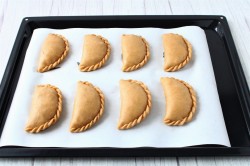 ржаные пирожки с мясом. pirojki iz rjanoi muki bez drojjei v. ржаные пирожки с мясом фото. ржаные пирожки с мясом-pirojki iz rjanoi muki bez drojjei v. картинка ржаные пирожки с мясом. картинка pirojki iz rjanoi muki bez drojjei v. Домашняя выпечка из ржаной муки отличается богатым вкусом и ароматом. Ржаные пирожки и пироги менее калорийны, чем пшеничные, и могут быть частью диетического или диабетического меню. Если освоить тонкости работы со ржаным тестом, то приготовление не займет много времени, а результат порадует всех членов семьи.