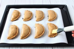 ржаные пирожки с мясом. pirojki iz rjanoi muki bez drojjei v. ржаные пирожки с мясом фото. ржаные пирожки с мясом-pirojki iz rjanoi muki bez drojjei v. картинка ржаные пирожки с мясом. картинка pirojki iz rjanoi muki bez drojjei v. Домашняя выпечка из ржаной муки отличается богатым вкусом и ароматом. Ржаные пирожки и пироги менее калорийны, чем пшеничные, и могут быть частью диетического или диабетического меню. Если освоить тонкости работы со ржаным тестом, то приготовление не займет много времени, а результат порадует всех членов семьи.