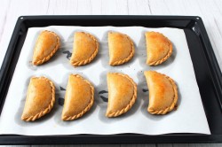 ржаные пирожки с мясом. pirojki iz rjanoi muki bez drojjei v. ржаные пирожки с мясом фото. ржаные пирожки с мясом-pirojki iz rjanoi muki bez drojjei v. картинка ржаные пирожки с мясом. картинка pirojki iz rjanoi muki bez drojjei v. Домашняя выпечка из ржаной муки отличается богатым вкусом и ароматом. Ржаные пирожки и пироги менее калорийны, чем пшеничные, и могут быть частью диетического или диабетического меню. Если освоить тонкости работы со ржаным тестом, то приготовление не займет много времени, а результат порадует всех членов семьи.