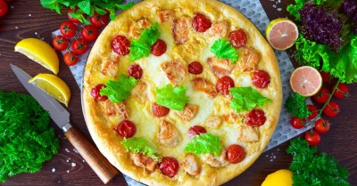 Пицца Цезарь с курицей в духовке на дрожжевом тесте