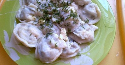 Пельмени с грибами, луком и зеленью