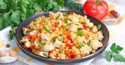 Птитим с овощами и курицей на сковороде