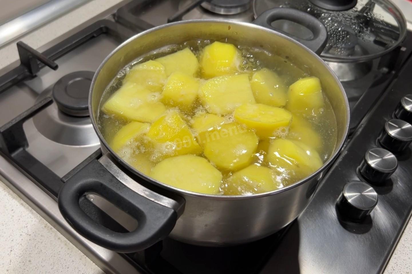 Варить картошку в кипящей воде. Картошка в кастрюле. Картошка для варки. Отварить картофель. Картофель варится в кастрюле.