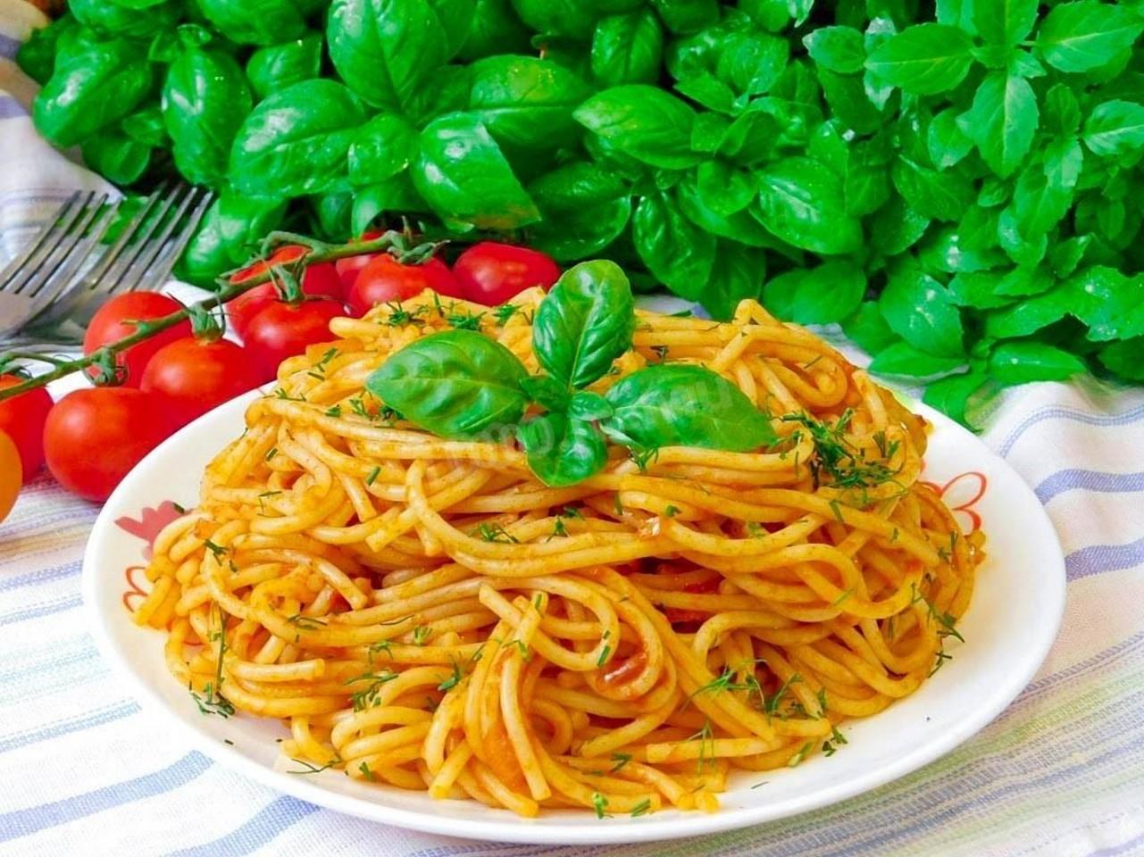 Спагетти с мясными колбасками и томатным соусом: рецепт приготовления