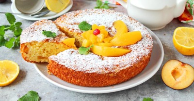 Шарлотка с персиками