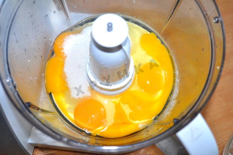 Смазывать яйца маслом. Взбивание яиц с сахаром. Взбивать яйца в кухонном комбайне. Какой насадкой взбивают яйца с сахаром. Масляный пирог.