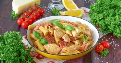 Паста с вялеными томатами и курицей в сливочном соусе