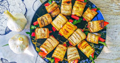 Рулетики из баклажанов с помидорами и чесноком