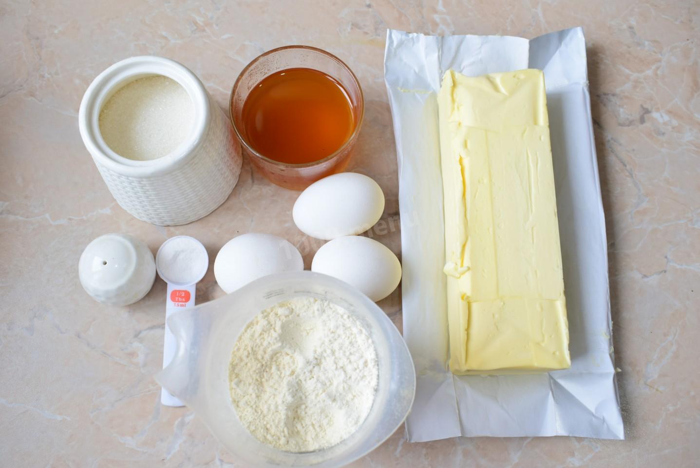 Простой рецепт мука сахар. Медовое масло сливочное. Мука сода яйца и сахар. Сливочное масло с медом. Мед масло яйца.