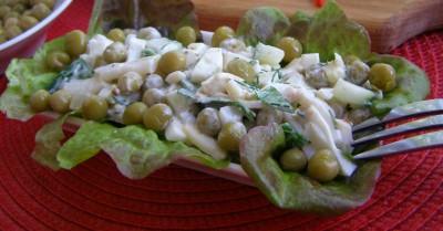 Салат из консервированных кальмаров с горошком и яйцом