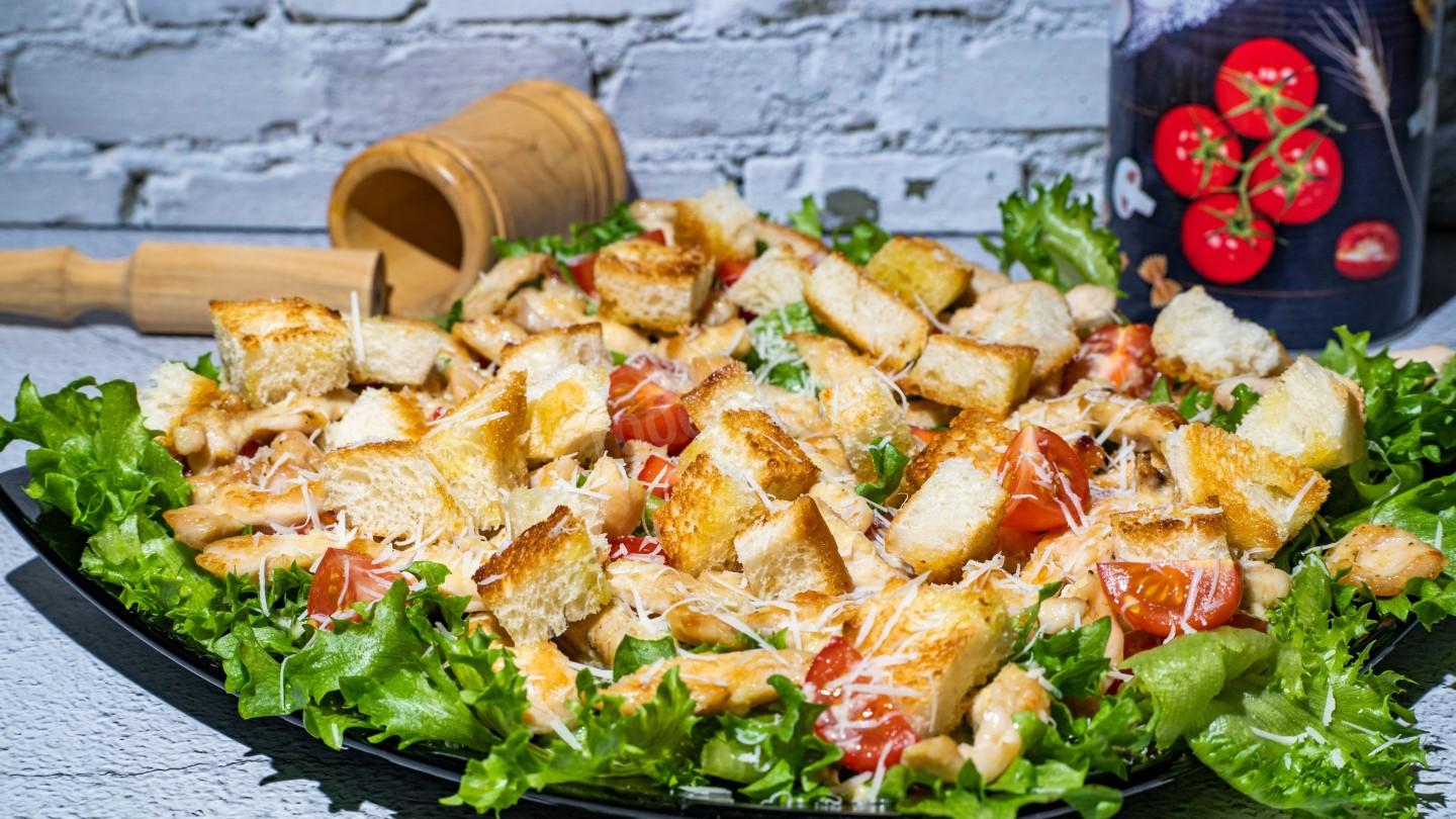 Приготовление салата цезарь с курицей и сухариками: пошаговый рецепт