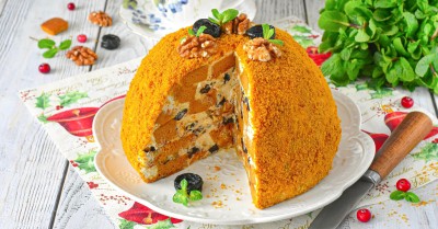 Медовик с грецкими орехами и черносливом