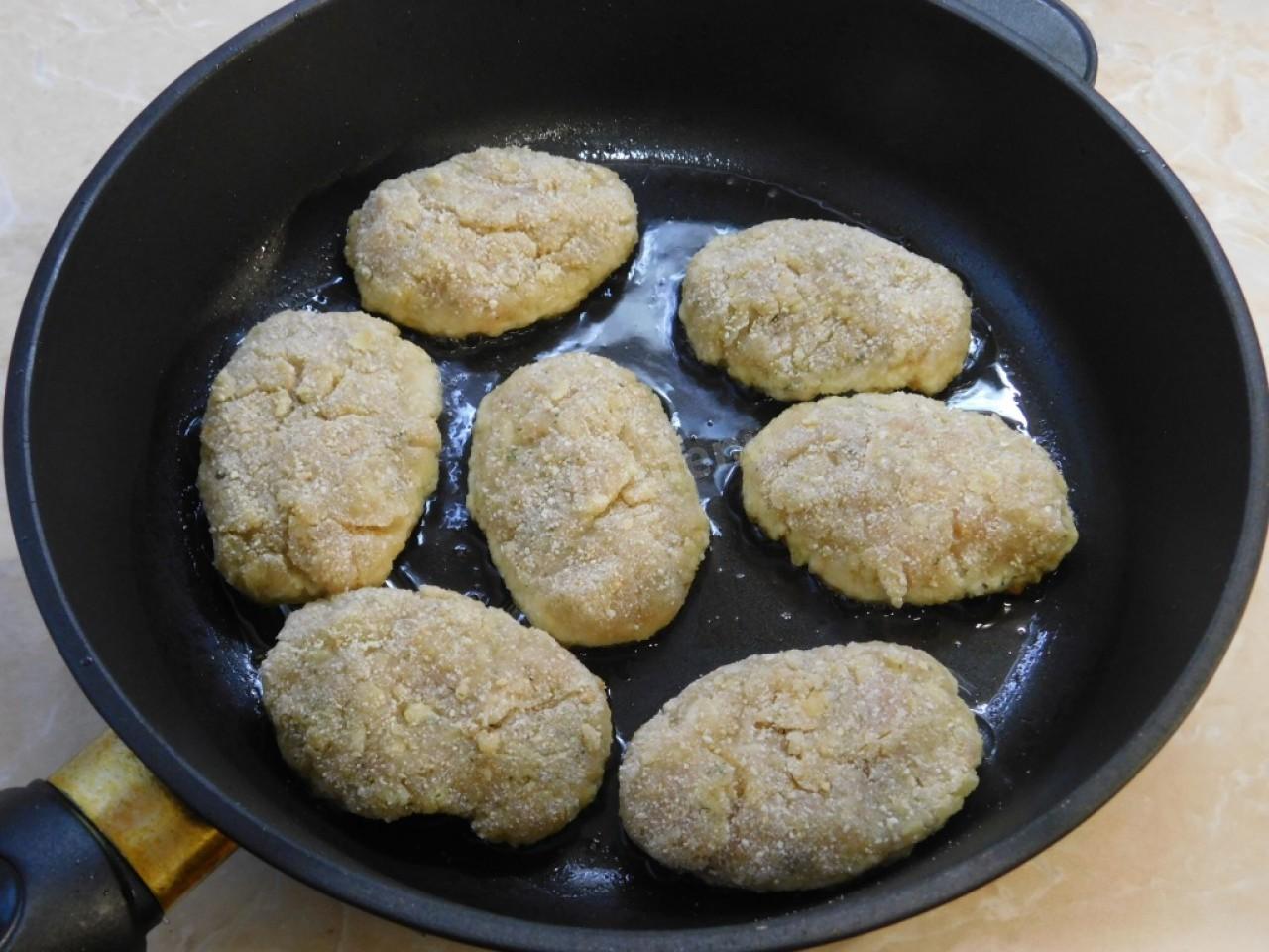 Котлеты с подливом на сковороде рецепт с фото пошагово