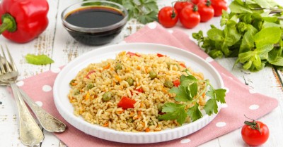 Рис с овощами и соевым соусом на сковороде