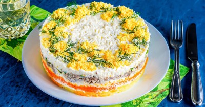 Салат Мимоза с рыбными консервами и картошкой классический