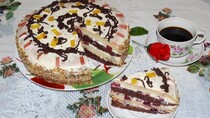 Торт сметанний з вишнею та волоськими горіхами