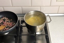 спагетти карбонара рецепты с фото. klassicheskaya pasta karbonara 1617689349 8 min. спагетти карбонара рецепты с фото фото. спагетти карбонара рецепты с фото-klassicheskaya pasta karbonara 1617689349 8 min. картинка спагетти карбонара рецепты с фото. картинка klassicheskaya pasta karbonara 1617689349 8 min. Карбонара – один из самых известных итальянских рецептов пасты. Более точно – спагетти карбонара. Трудно поверить, но приготовить такую пасту может кто угодно, рецепт очень простой и не затратный.