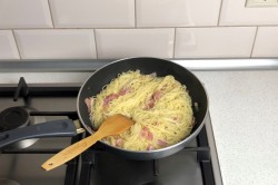 спагетти карбонара рецепты с фото. klassicheskaya pasta karbonara 1617689349 9 min. спагетти карбонара рецепты с фото фото. спагетти карбонара рецепты с фото-klassicheskaya pasta karbonara 1617689349 9 min. картинка спагетти карбонара рецепты с фото. картинка klassicheskaya pasta karbonara 1617689349 9 min. Карбонара – один из самых известных итальянских рецептов пасты. Более точно – спагетти карбонара. Трудно поверить, но приготовить такую пасту может кто угодно, рецепт очень простой и не затратный.
