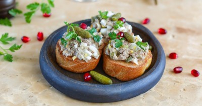 Бутерброды с тунцом консервированным яйцом и чесноком