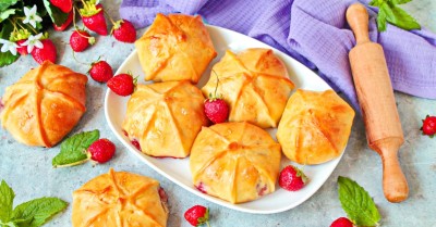 Пирожки с клубникой в духовке