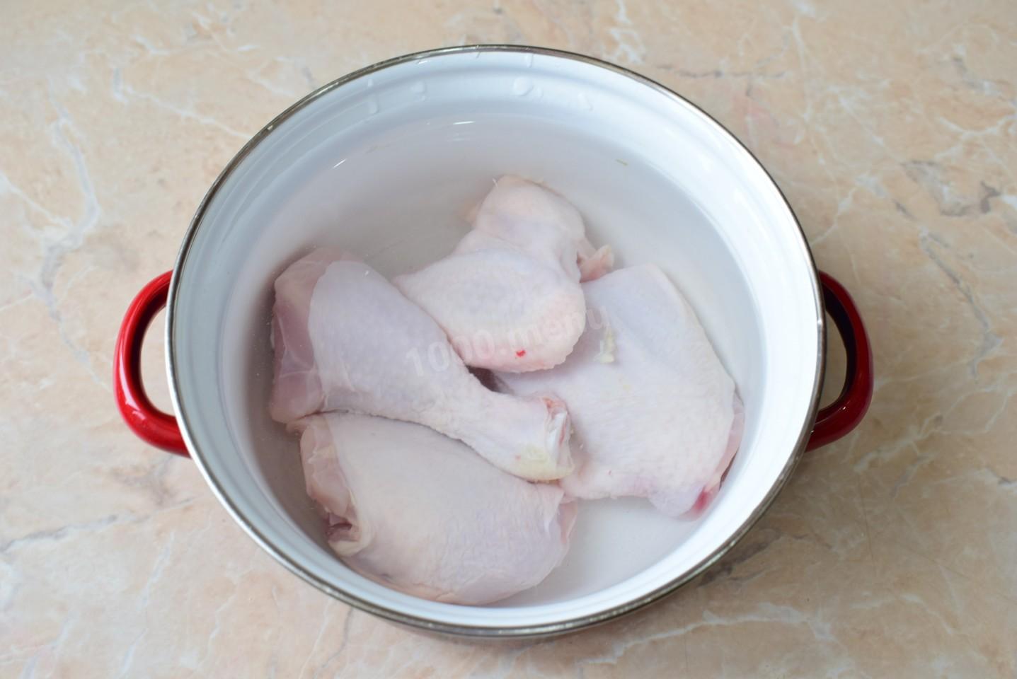 Как правильно отварить куриную. Варка цыпленка. Пенка при варке курицы. Курицу отварить для котенка. Сколько варить курицу для детского супа.