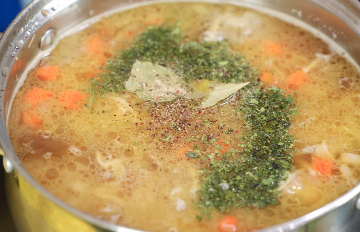 Рецепт куриного супа с лапшой без картошки. Куриный суп дары природы. Куриный суп без картошки французский с адыгейскими приправами. Рецепт лапши без картошки