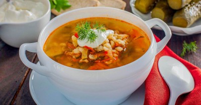 Рассольник классический с перловкой и солеными огурцами