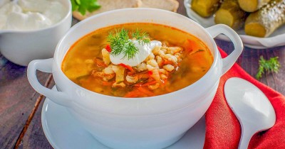 Рассольник классический с перловкой и солеными огурцами