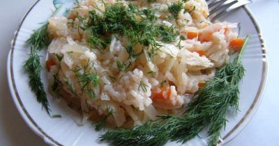 Тушеная капуста с морковью, томатом и рисом