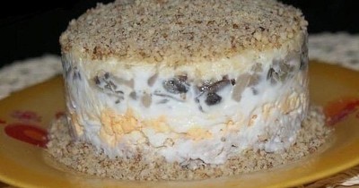 Салат с курой грибами орехом чесноком