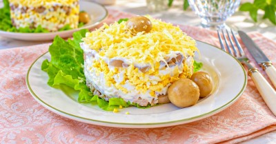 Салат курица с грибами и сыром слоями